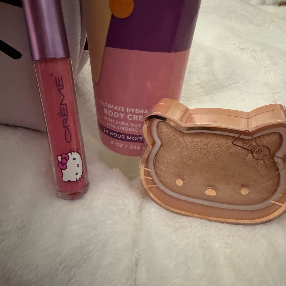 Hello Kitty by Crème Shop Cosmetic Bag and Makeup - Picture 2 of 7